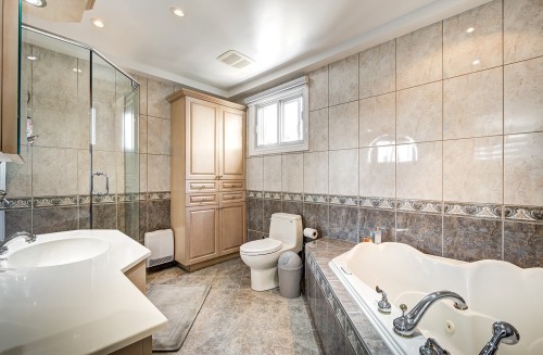 Master Bathroom - 74 Rue Chatillon, Dollard-Des-Ormeaux, QC - Indoor Photo Showing Bathroom