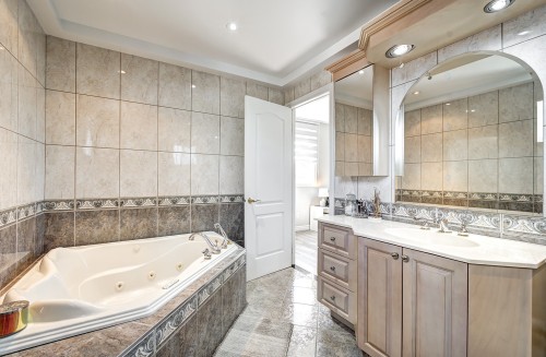 Master Bathroom - 74 Rue Chatillon, Dollard-Des-Ormeaux, QC - Indoor Photo Showing Bathroom