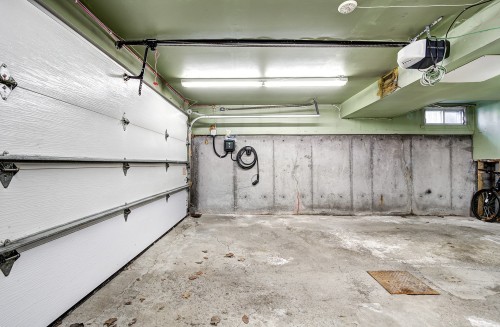 Garage - 74 Rue Chatillon, Dollard-Des-Ormeaux, QC - Indoor Photo Showing Garage