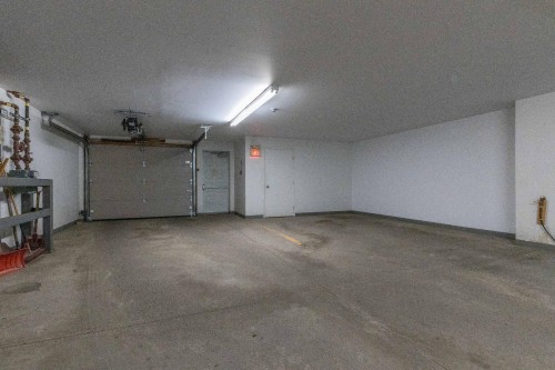 Garage - 7-1425 Rue Leclair, Montréal (Verdun/Île-Des-Soeurs), QC - Indoor Photo Showing Garage
