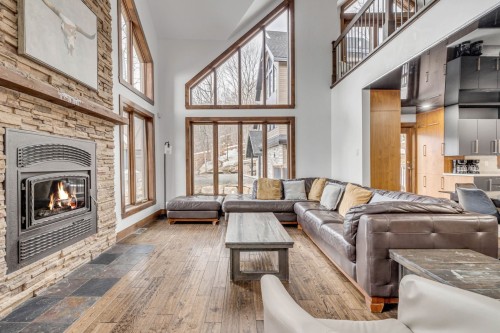Living Room - 11Z Ch. Des Montagnards, Stoneham-Et-Tewkesbury, QC - Indoor Photo Showing Living Room With Fireplace