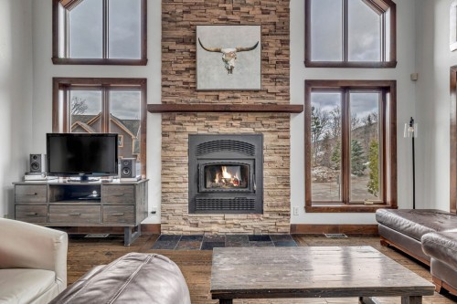 Living Room - 11Z Ch. Des Montagnards, Stoneham-Et-Tewkesbury, QC - Indoor Photo Showing Living Room With Fireplace