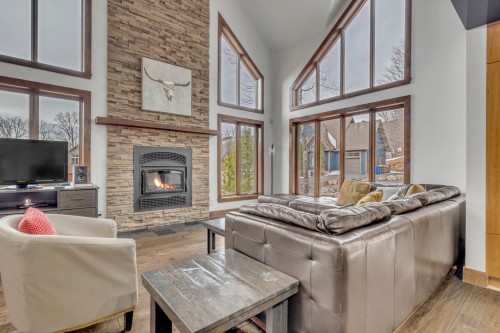 Living Room - 11 Ch. Des Montagnards, Stoneham-Et-Tewkesbury, QC - Indoor Photo Showing Living Room With Fireplace