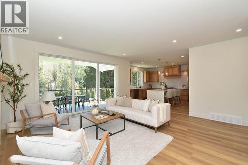 2799 Mountview Drive, Blind Bay, BC - Indoor Photo Showing Living Room