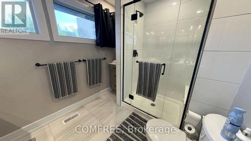 498 Phyllis Street, London South (South E), ON - Indoor Photo Showing Bathroom