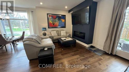 498 Phyllis Street, London South (South E), ON - Indoor Photo Showing Living Room With Fireplace