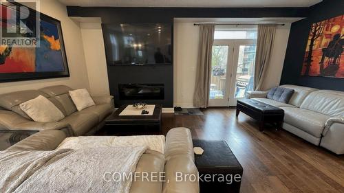 498 Phyllis Street, London South (South E), ON - Indoor Photo Showing Living Room With Fireplace