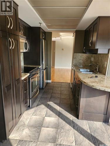570 424 Spadina Crescent E, Saskatoon, SK - Indoor Photo Showing Kitchen With Stainless Steel Kitchen With Double Sink