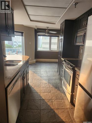570 424 Spadina Crescent E, Saskatoon, SK - Indoor Photo Showing Kitchen With Double Sink