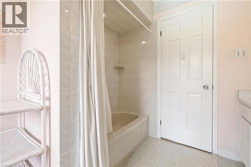360 Pomona Avenue, Burlington, ON - Indoor Photo Showing Bathroom