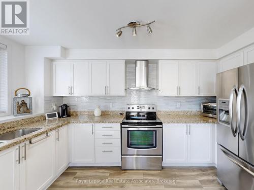7114 Chatham Court, Mississauga, ON - Indoor Photo Showing Kitchen With Stainless Steel Kitchen With Upgraded Kitchen