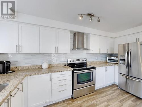 7114 Chatham Court, Mississauga, ON - Indoor Photo Showing Kitchen With Stainless Steel Kitchen With Upgraded Kitchen