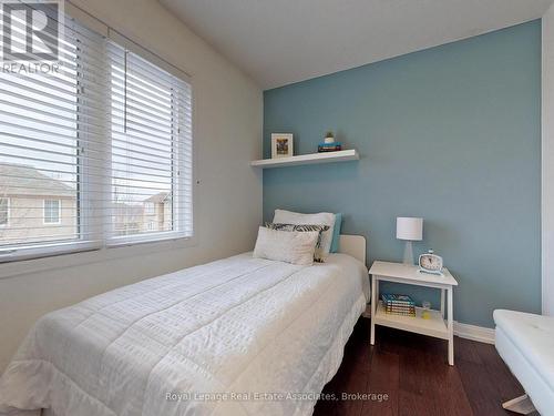7114 Chatham Court, Mississauga, ON - Indoor Photo Showing Bedroom