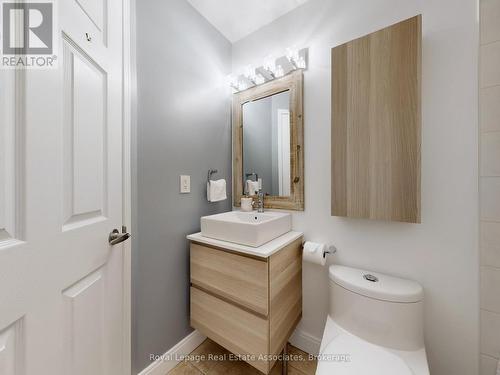 7114 Chatham Court, Mississauga, ON - Indoor Photo Showing Bathroom