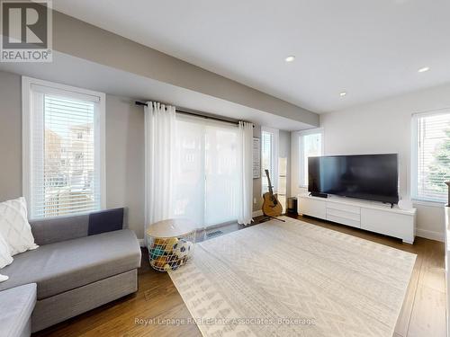 7114 Chatham Court, Mississauga, ON - Indoor Photo Showing Living Room