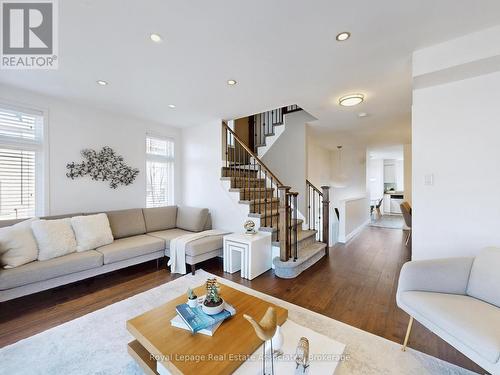 7114 Chatham Court, Mississauga, ON - Indoor Photo Showing Living Room