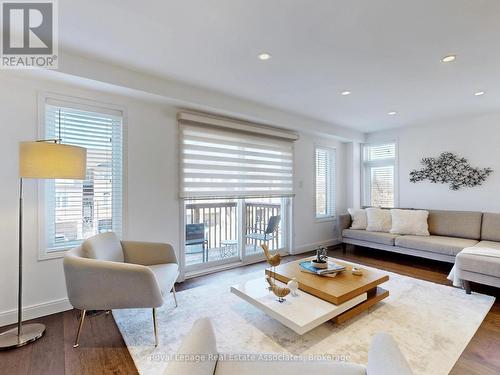 7114 Chatham Court, Mississauga, ON - Indoor Photo Showing Living Room