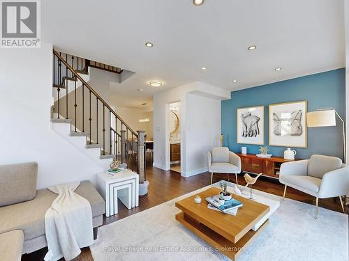 7114 Chatham Court, Mississauga, ON - Indoor Photo Showing Living Room