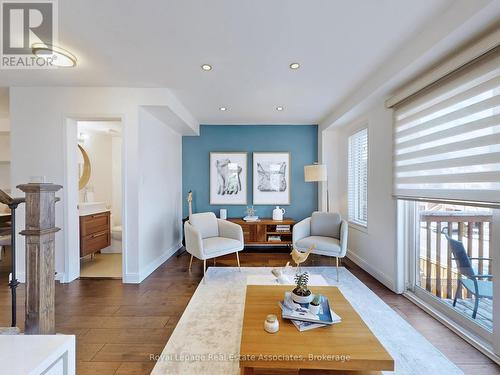 7114 Chatham Court, Mississauga, ON - Indoor Photo Showing Living Room