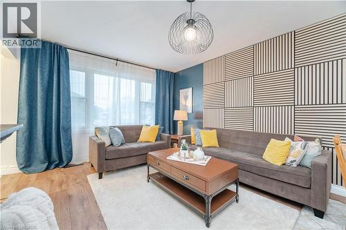 297 Mohawk Road W, Hamilton, ON - Indoor Photo Showing Living Room
