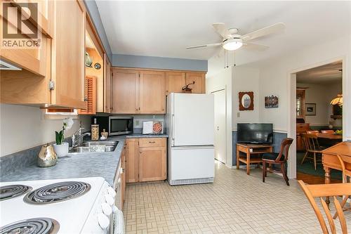 70 Inwood Crescent, Kitchener, ON - Indoor Photo Showing Kitchen