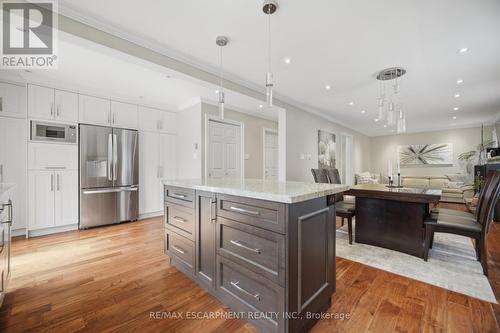 4302 Highgate Crescent, Mississauga, ON - Indoor Photo Showing Kitchen With Upgraded Kitchen