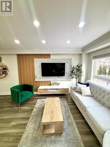 3974 Stardust Drive, Mississauga, ON - Indoor Photo Showing Living Room