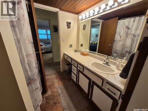 24 228 3Rd Street, Weyburn, SK - Indoor Photo Showing Bathroom