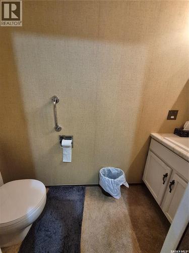 24 228 3Rd Street, Weyburn, SK - Indoor Photo Showing Bathroom