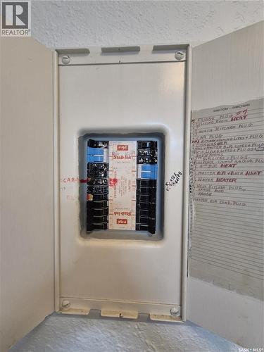 24 228 3Rd Street, Weyburn, SK - Indoor Photo Showing Other Room
