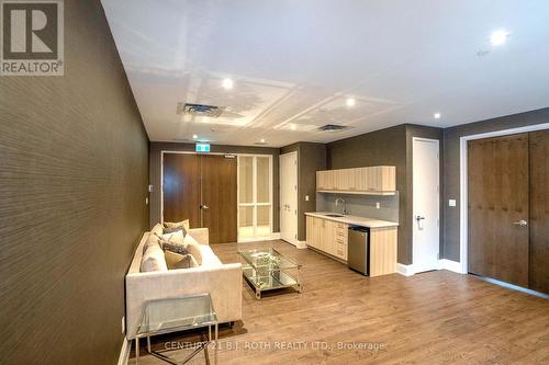 313 - 15277 Yonge Street S, Aurora, ON - Indoor