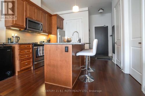 313 - 15277 Yonge Street S, Aurora, ON - Indoor Photo Showing Kitchen With Upgraded Kitchen