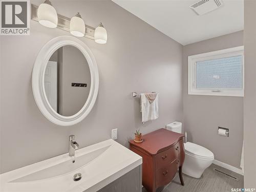 488 3Rd Avenue Se, Swift Current, SK - Indoor Photo Showing Bathroom