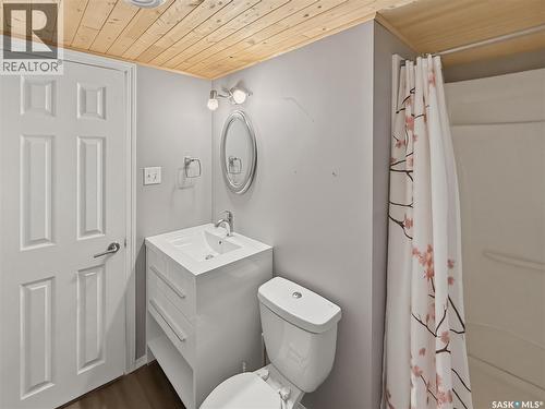 488 3Rd Avenue Se, Swift Current, SK - Indoor Photo Showing Bathroom