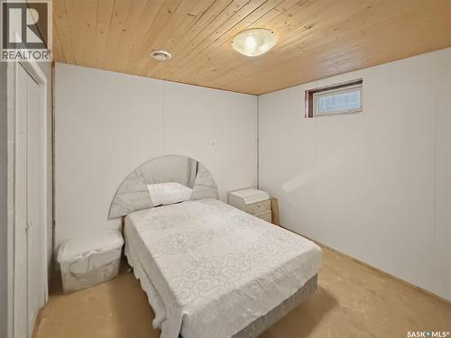 488 3Rd Avenue Se, Swift Current, SK - Indoor Photo Showing Bedroom