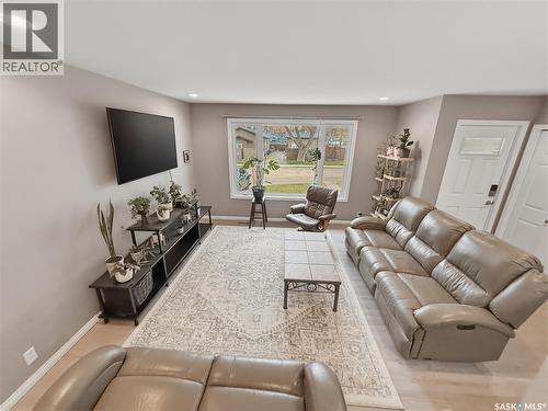 488 3Rd Avenue Se, Swift Current, SK - Indoor Photo Showing Living Room