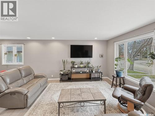 488 3Rd Avenue Se, Swift Current, SK - Indoor Photo Showing Living Room