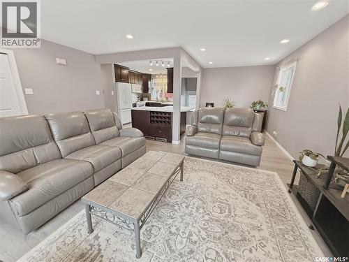 488 3Rd Avenue Se, Swift Current, SK - Indoor Photo Showing Living Room