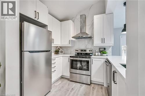 221 Rosslyn Avenue N, Hamilton, ON - Indoor Photo Showing Kitchen