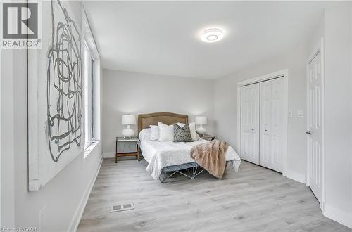 221 Rosslyn Avenue N, Hamilton, ON - Indoor Photo Showing Bedroom