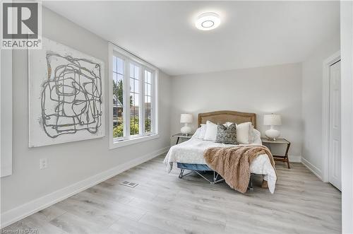 221 Rosslyn Avenue N, Hamilton, ON - Indoor Photo Showing Bedroom