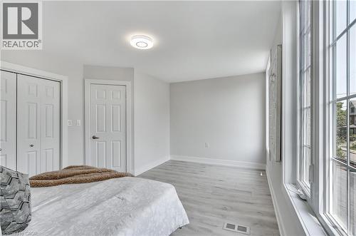 221 Rosslyn Avenue N, Hamilton, ON - Indoor Photo Showing Bedroom