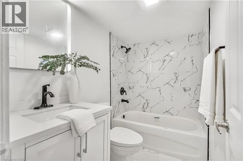 221 Rosslyn Avenue N, Hamilton, ON - Indoor Photo Showing Bathroom