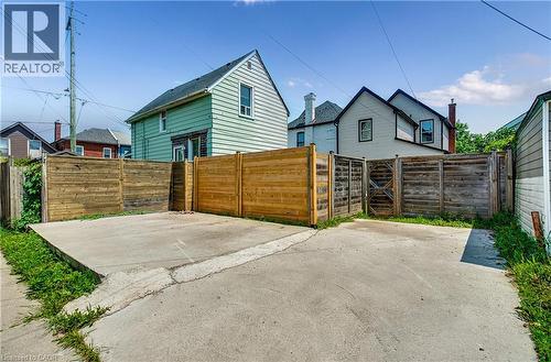 221 Rosslyn Avenue N, Hamilton, ON - Outdoor