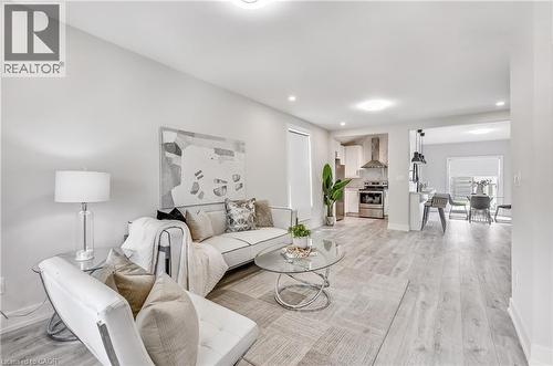 221 Rosslyn Avenue N, Hamilton, ON - Indoor Photo Showing Living Room