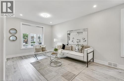 221 Rosslyn Avenue N, Hamilton, ON - Indoor Photo Showing Living Room