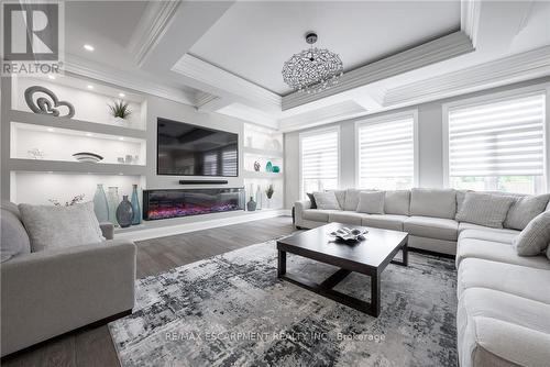 8378 Chippewa Road E, Hamilton, ON - Indoor Photo Showing Living Room