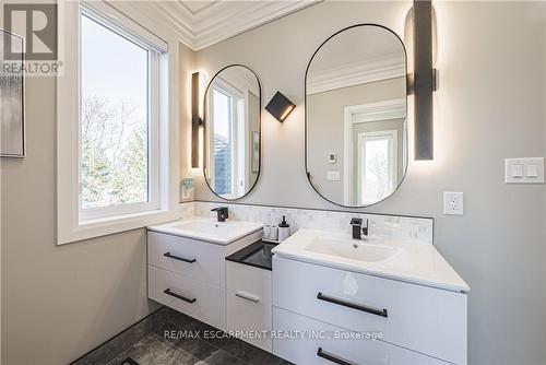 8378 Chippewa Road E, Hamilton, ON - Indoor Photo Showing Bathroom