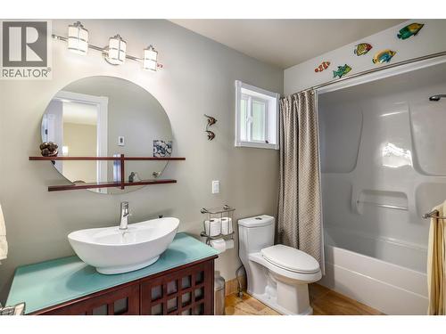 17824 Juniper Cove Road, Lake Country, BC - Indoor Photo Showing Bathroom
