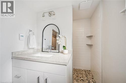 68 Albert Street, Cambridge, ON - Indoor Photo Showing Bathroom